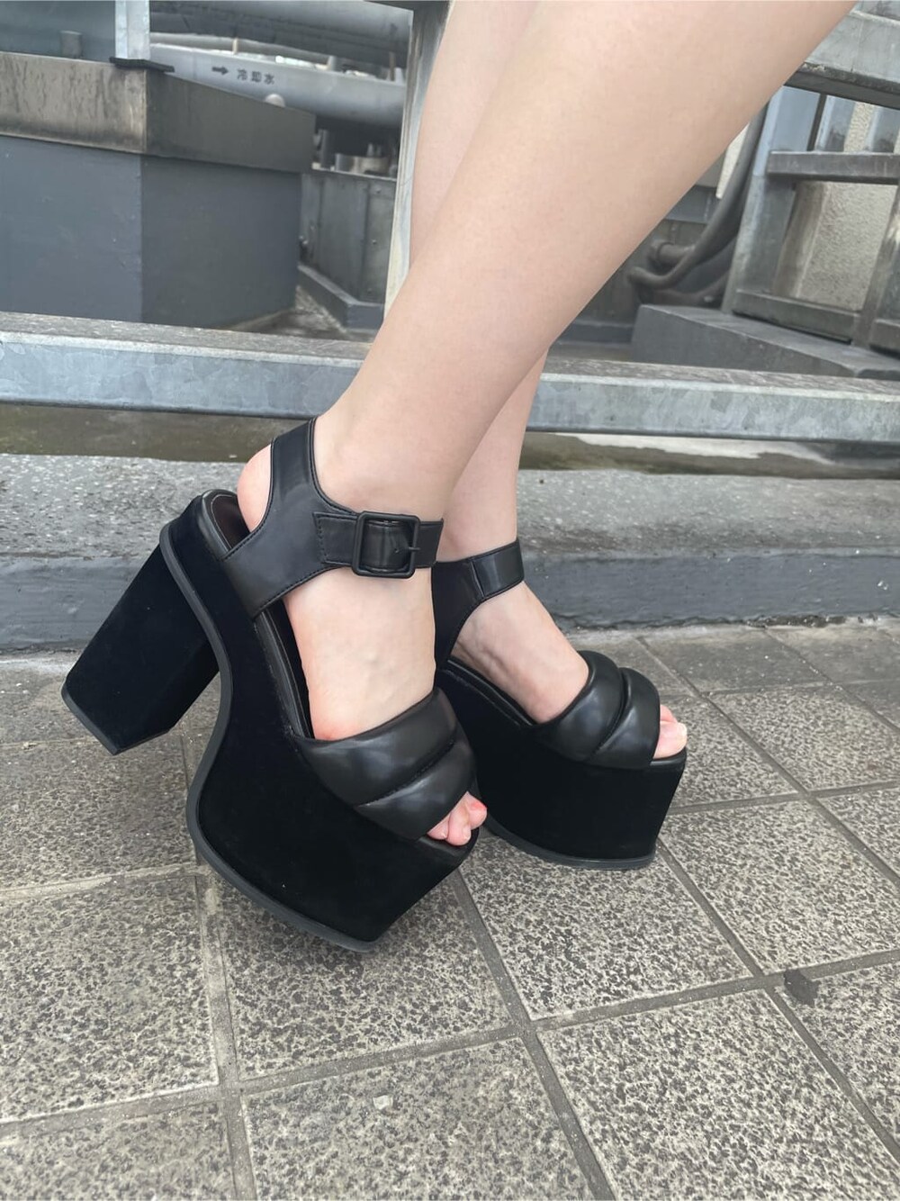 ブラック系のワンピース、ブラック系のサンダル、その他のTシャツ/カットソーを着用したレディースの夏コーディネートの6枚目の写真