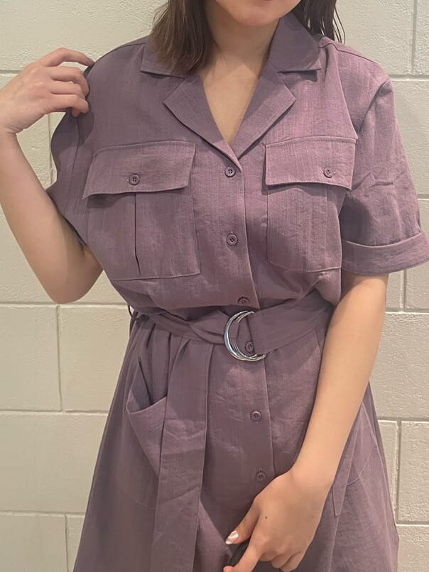 ブラック系のハンドバッグ、ブラック系のサンダル、パープル系のワンピースを着用したレディースの春コーディネートの4枚目の写真