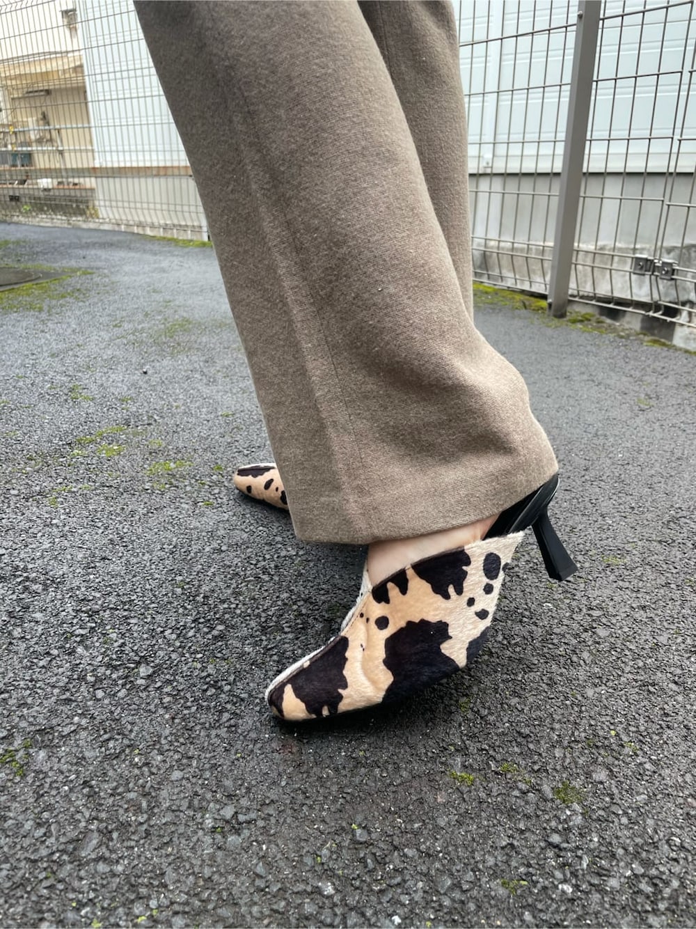 ホワイト系のシャツ/ブラウス、ベージュ系のその他パンツ、その他のパンプスを着用したレディースの秋コーディネートの5枚目の写真