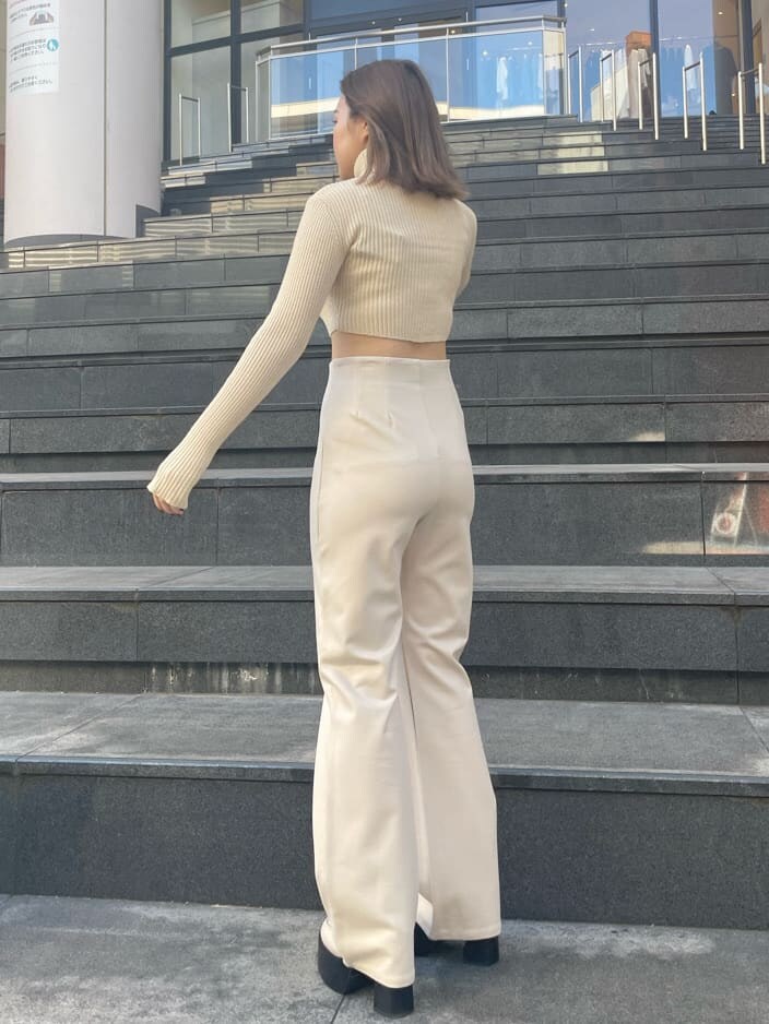 ホワイト系のその他パンツ、ホワイト系のローファー、ホワイト系のニット/セーターを着用したレディースの冬コーディネートの2枚目の写真