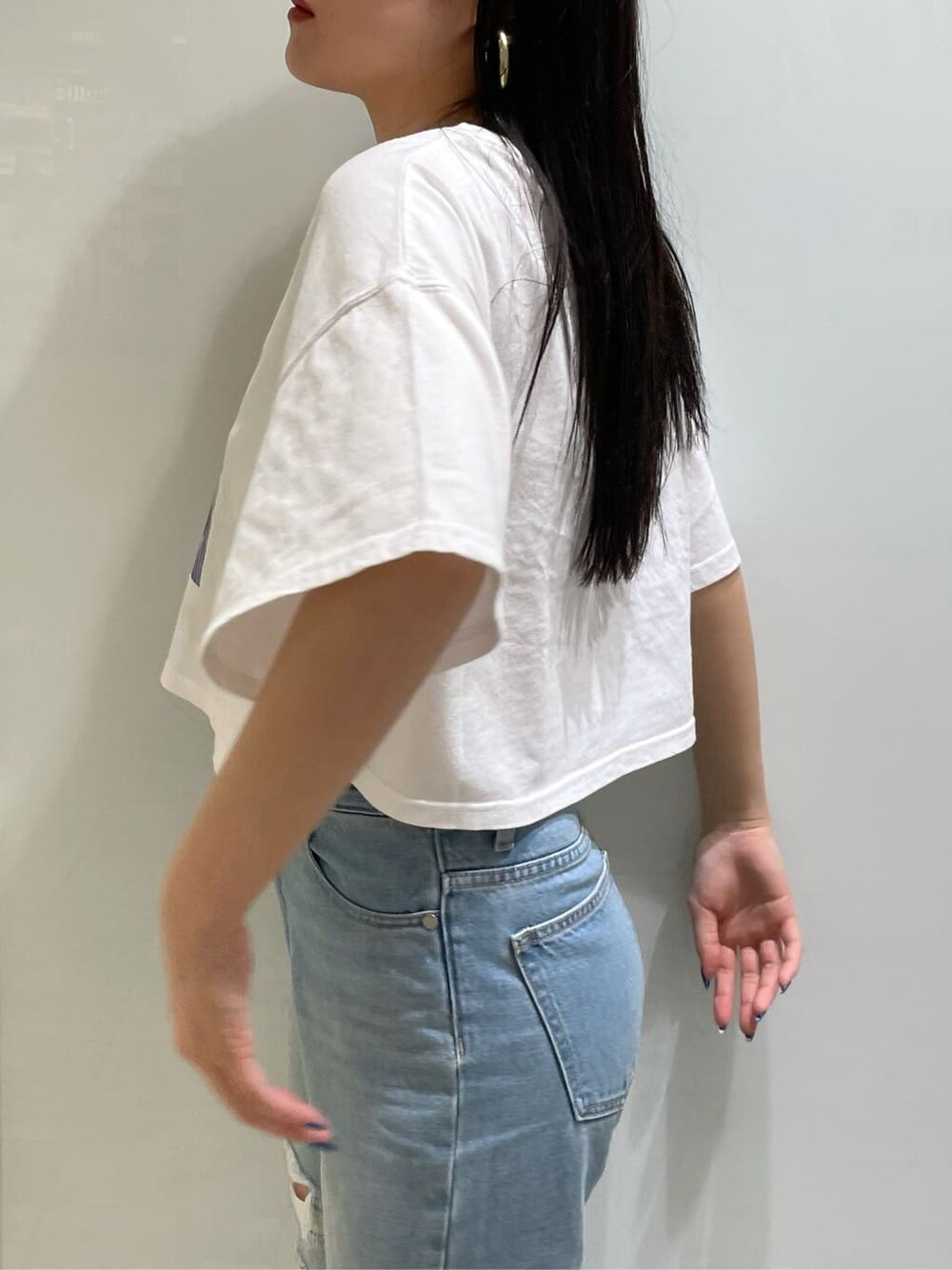 ホワイト系のサンダル、ブルー系のデニムパンツ、ホワイト系のTシャツ/カットソーを着用したレディースの夏コーディネートの4枚目の写真