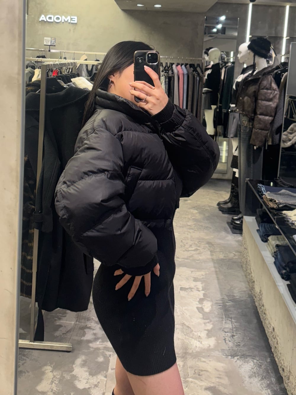 ブラック系のブーツ、グレー系のワンピース、ブラック系のブルゾンを着用したレディースの冬コーディネートの3枚目の写真