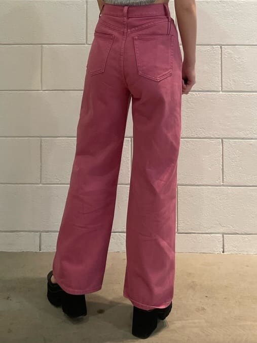 ピンク系のデニムパンツ、ブラック系のサンダル、グレー系のTシャツ/カットソーを着用したレディースの夏コーディネートの5枚目の写真