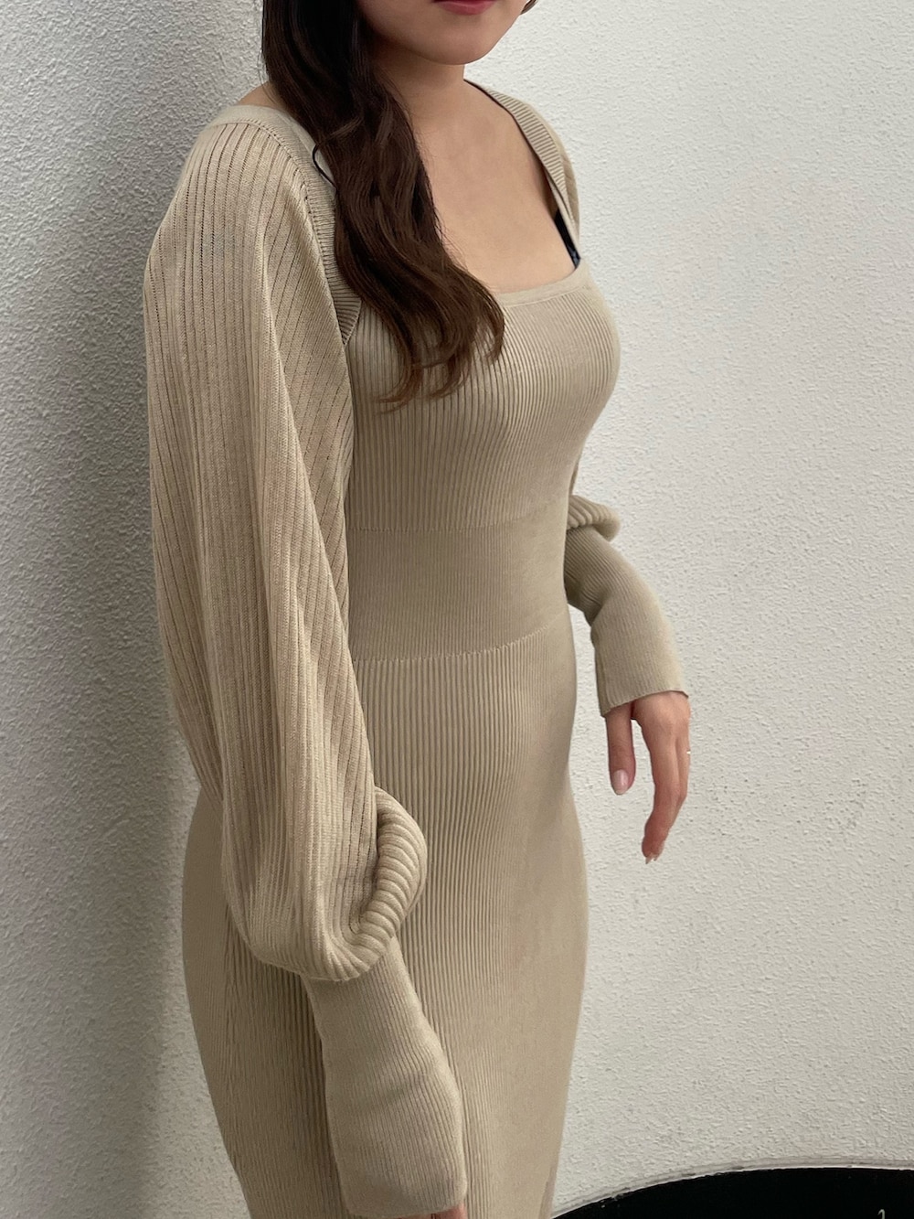 ベージュ系のワンピース、ホワイト系のブーツを着用したレディースの夏コーディネートの4枚目の写真