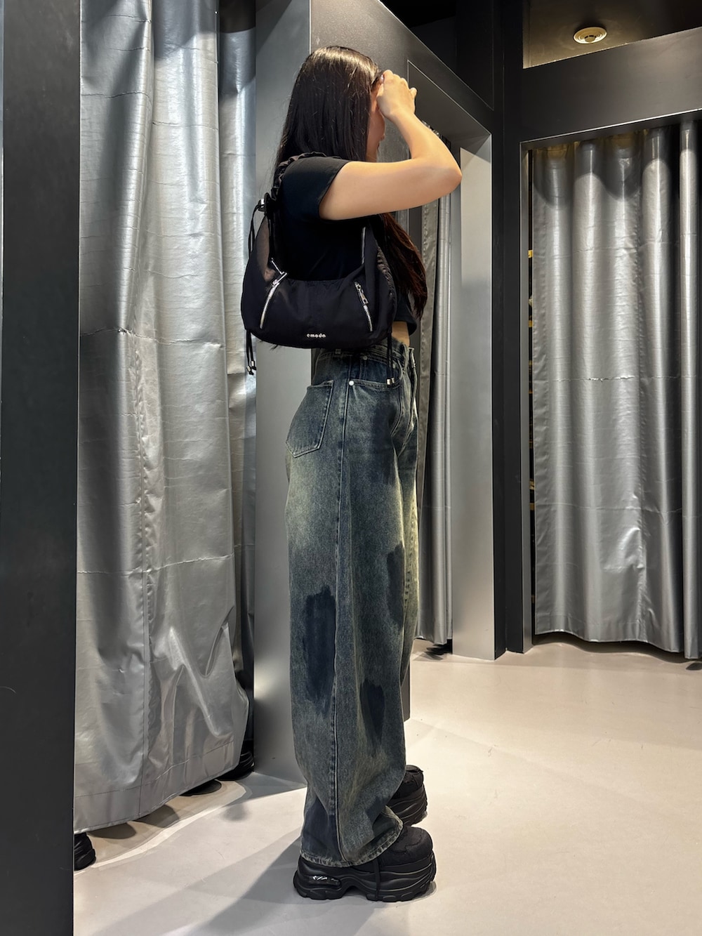 ブラック系のスニーカー、ブルー系のデニムパンツ、ブラック系のTシャツ/カットソーを着用したレディースの夏コーディネートの2枚目の写真