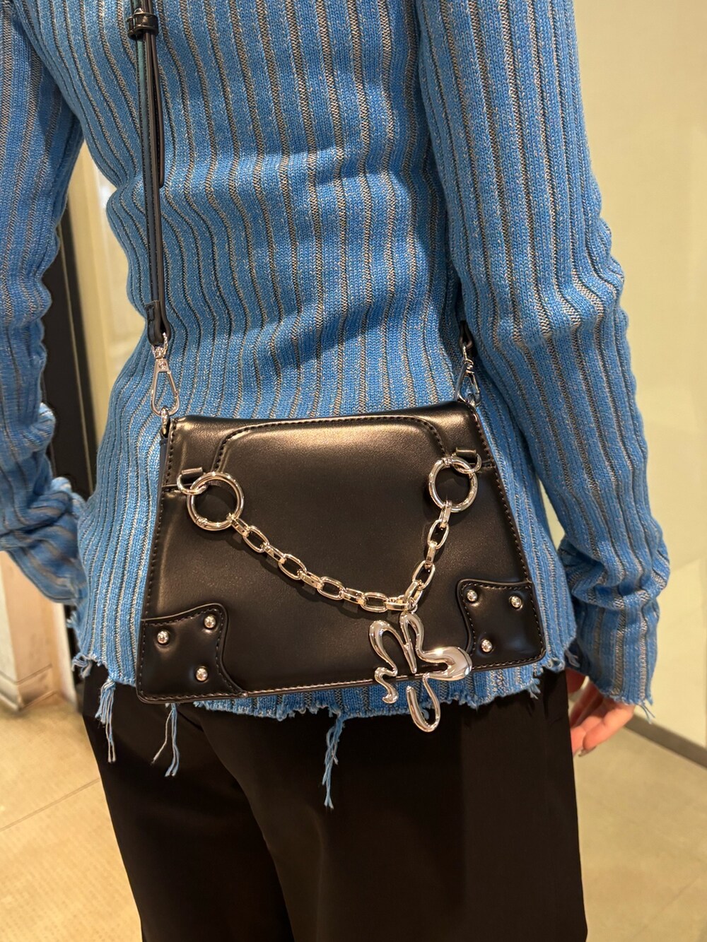 ブラック系のスニーカー、ブルー系のニット/セーター、ブラック系のその他パンツを着用したレディースの冬コーディネートの6枚目の写真