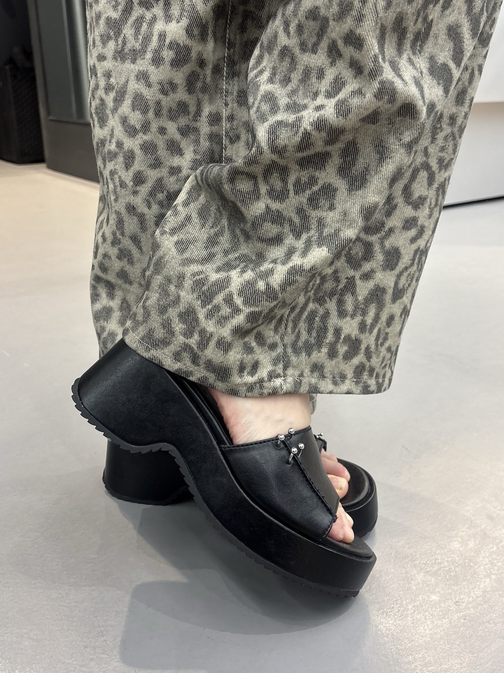 ベージュ系のその他パンツ、ブラック系のシャツ/ブラウス、ブラック系のサンダルを着用したレディースの夏コーディネートの6枚目の写真