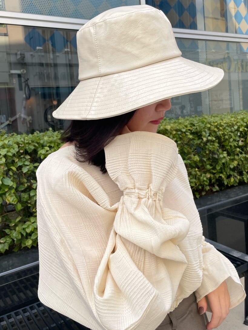 ホワイト系のパンプス、ブラウン系のその他パンツ、ホワイト系のシャツ/ブラウスを着用したレディースの春コーディネートの9枚目の写真