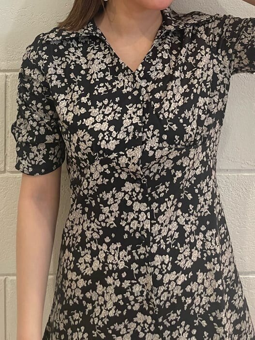 その他のワンピース、ブラック系のサンダルを着用したレディースの春コーディネートの5枚目の写真