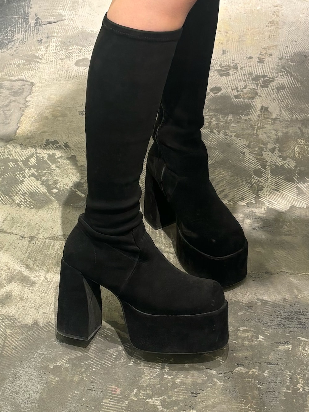 ブラック系のブーツ、ブラック系のワンピースを着用したレディースの秋コーディネートの7枚目の写真