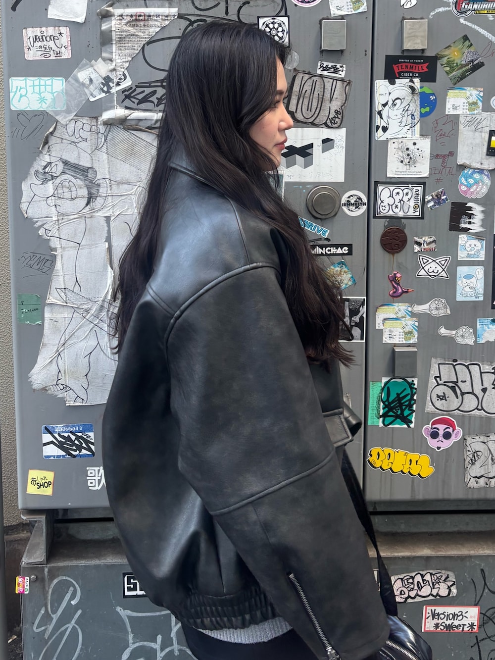 ブラック系のブーツ、ブラック系のスカート、ブラック系のブルゾンを着用したレディースの冬コーディネートの5枚目の写真