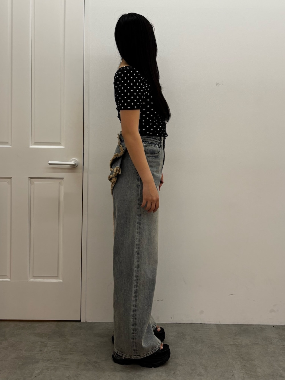 ブラック系のサンダル、ブルー系のデニムパンツ、その他のTシャツ/カットソーを着用したレディースの春コーディネートの2枚目の写真