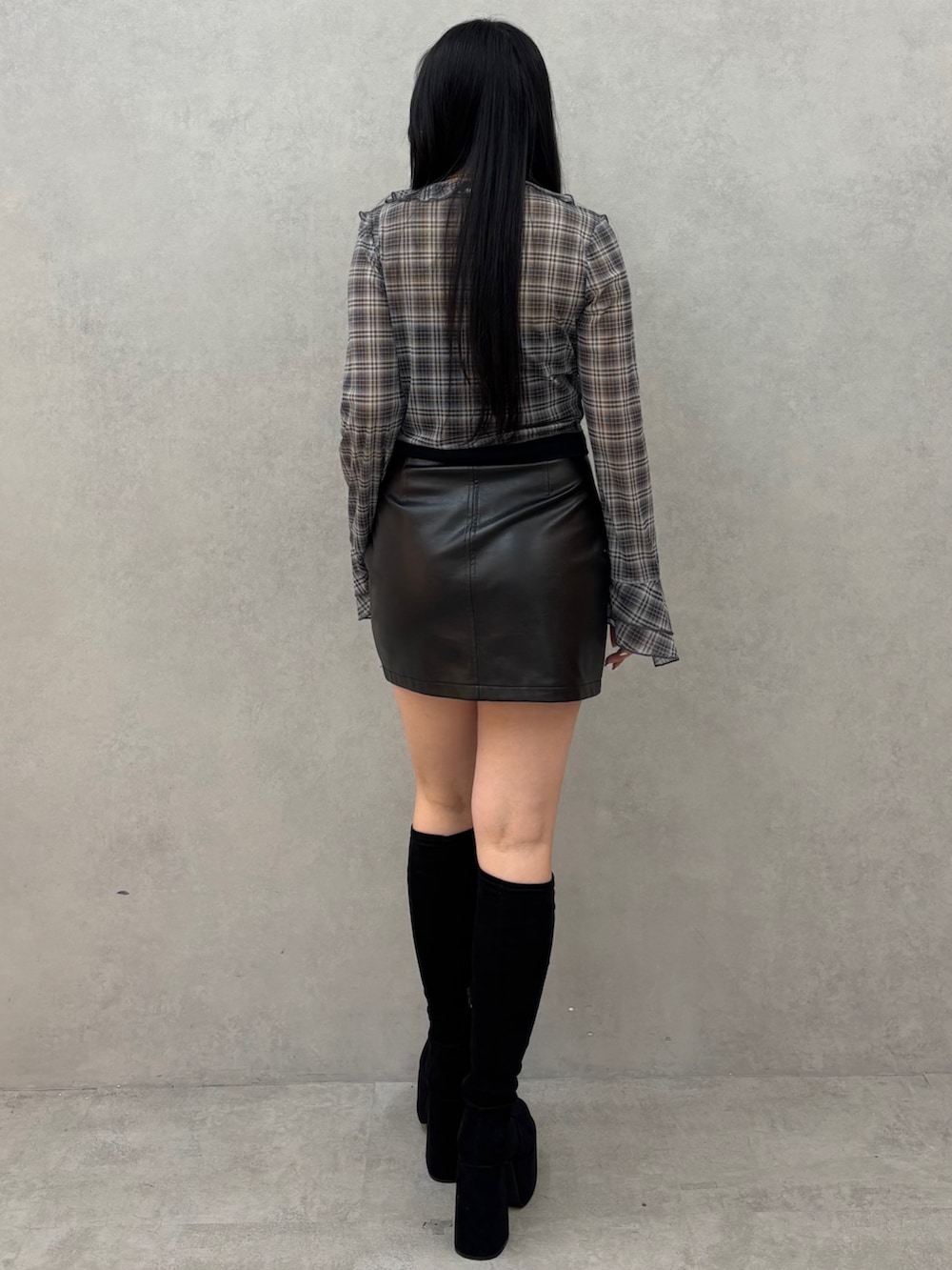 「EMODAのバルキープランプフィットブーツ（ブーツ、ブラック系）」を使った、久道理沙さん（レディース・160cm）の夏コーディネートの3枚目の写真