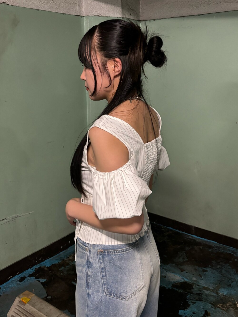 ホワイト系のサンダル、ブラック系のデニムパンツ、ホワイト系のTシャツ/カットソーを着用したレディースの夏コーディネートの5枚目の写真