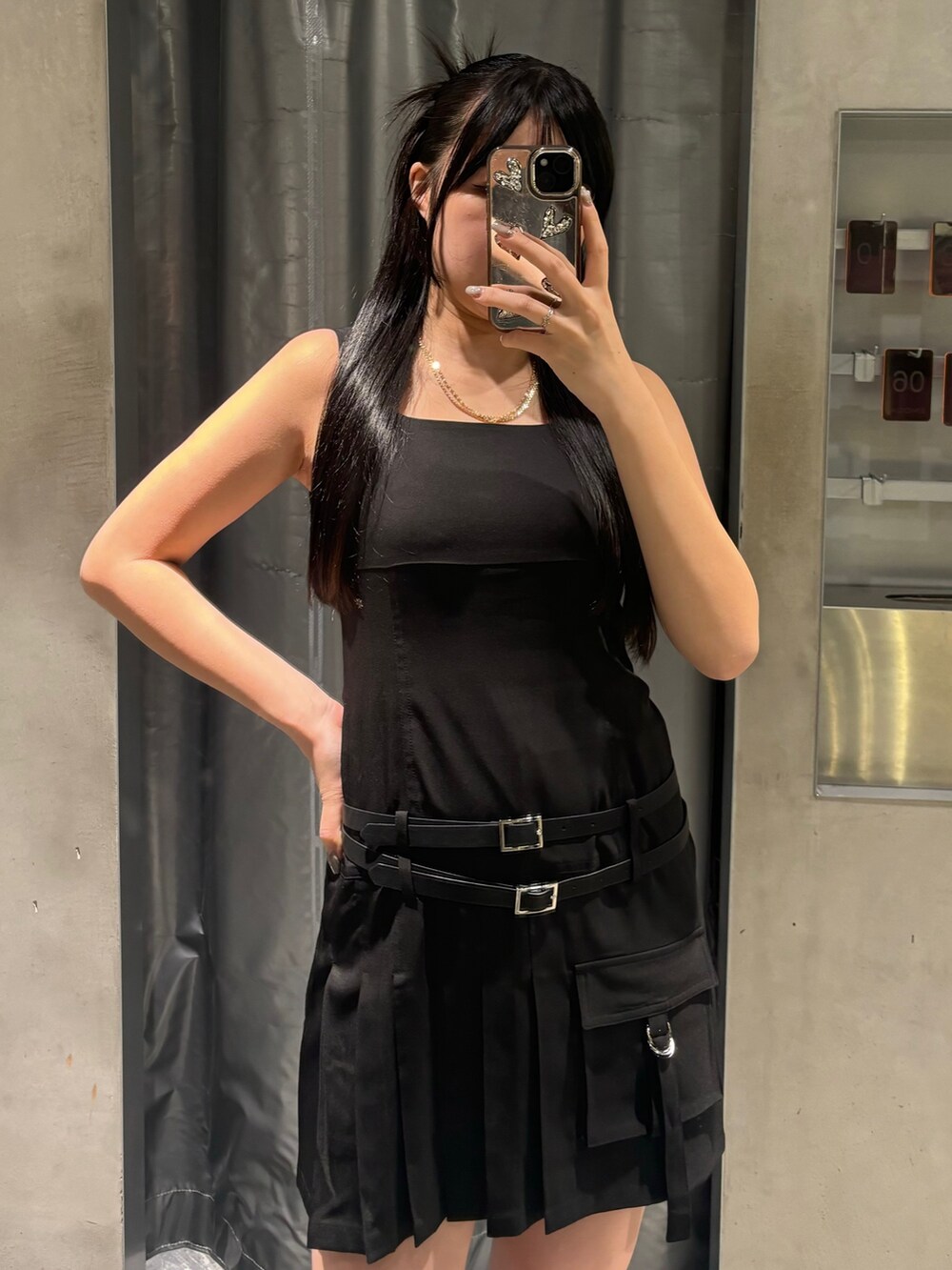ホワイト系のサンダル、ブラック系のワンピースを着用したレディースの夏コーディネートの3枚目の写真