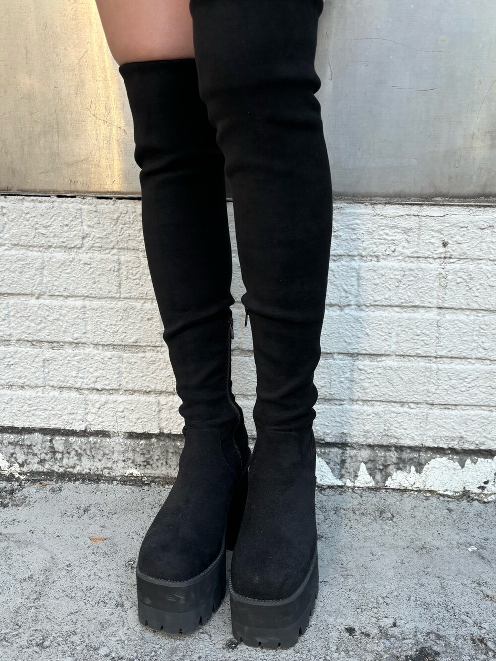 ブラック系のスカート、ブラック系のブーツ、ブラック系のTシャツ/カットソーを着用したレディースの秋コーディネートの6枚目の写真