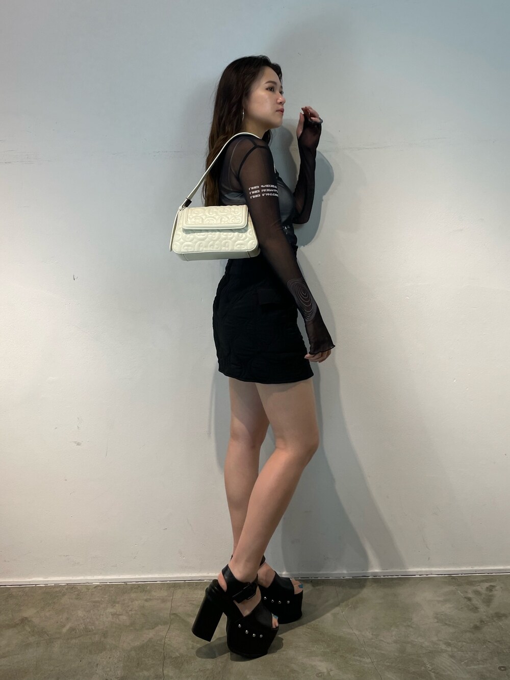 グレー系のTシャツ/カットソー、ブラック系のスカート、ブラック系のサンダルを着用したレディースの夏コーディネートの2枚目の写真