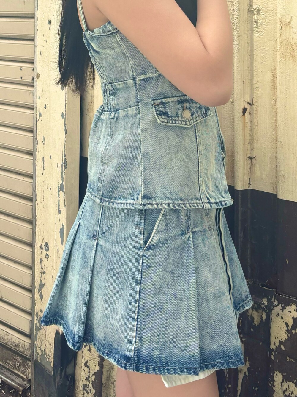 ブルー系のキャミソール、ブルー系のデニムスカート、ホワイト系のサンダルを着用したレディースの夏コーディネートの5枚目の写真