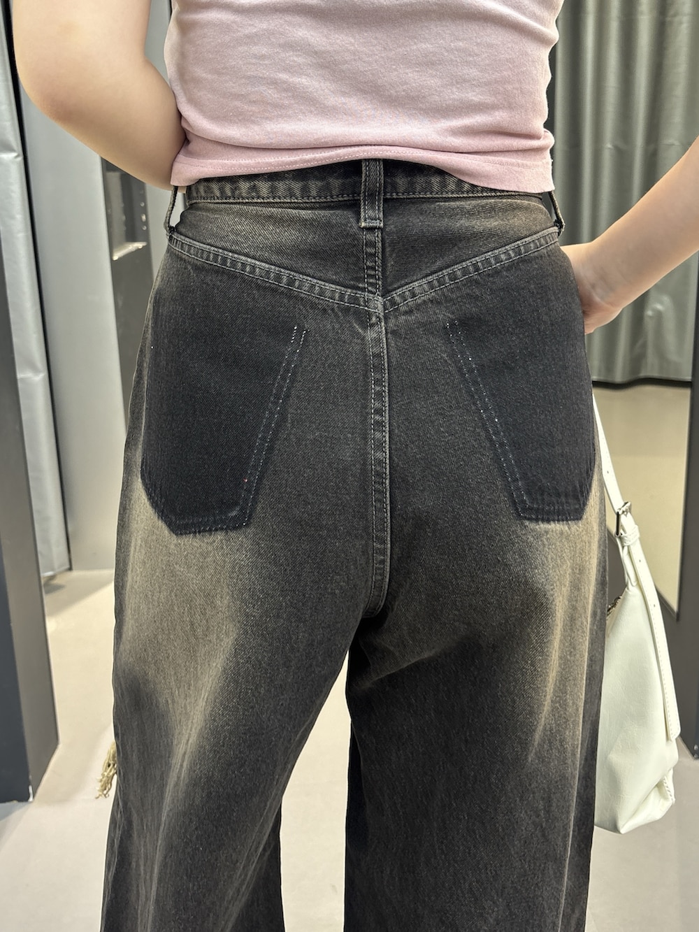 ブラック系のサンダル、ブラック系のデニムパンツ、ピンク系のTシャツ/カットソーを着用したレディースの夏コーディネートの5枚目の写真