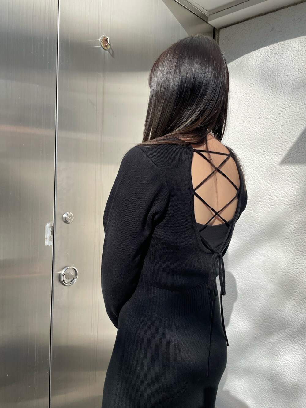 グレー系のブルゾン、ブラック系のワンピース、ブラック系のブーツを着用したレディースの冬コーディネートの7枚目の写真