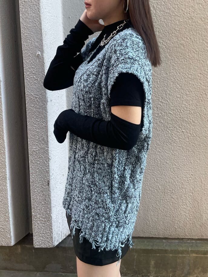 ブルー系のベスト、ブラック系のTシャツ/カットソー、ブラック系のブーツを着用したレディースの秋コーディネートの5枚目の写真