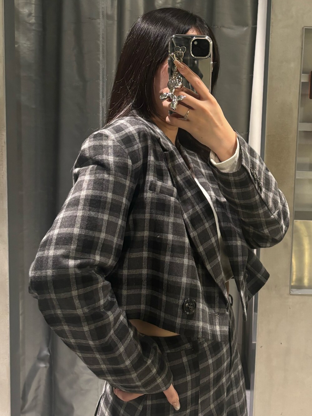 その他のテーラードジャケット、その他のスカート、ブラック系のブーツを着用したレディースの秋コーディネートの4枚目の写真