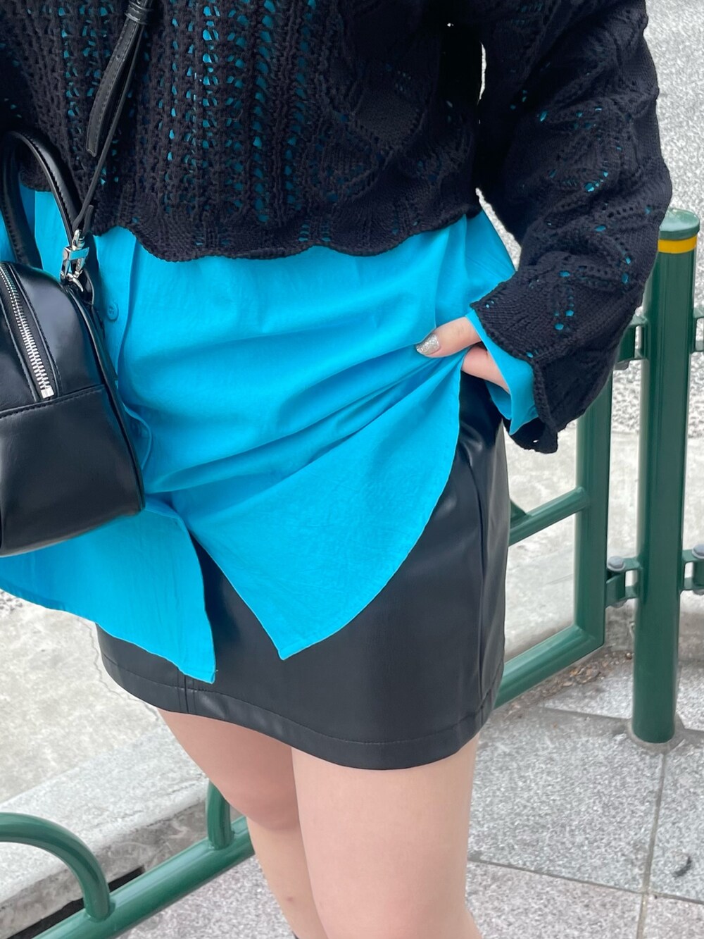 ブルー系のシャツ/ブラウス、その他のスカート、ブラック系のニット/セーターを着用したレディースの春コーディネートの6枚目の写真