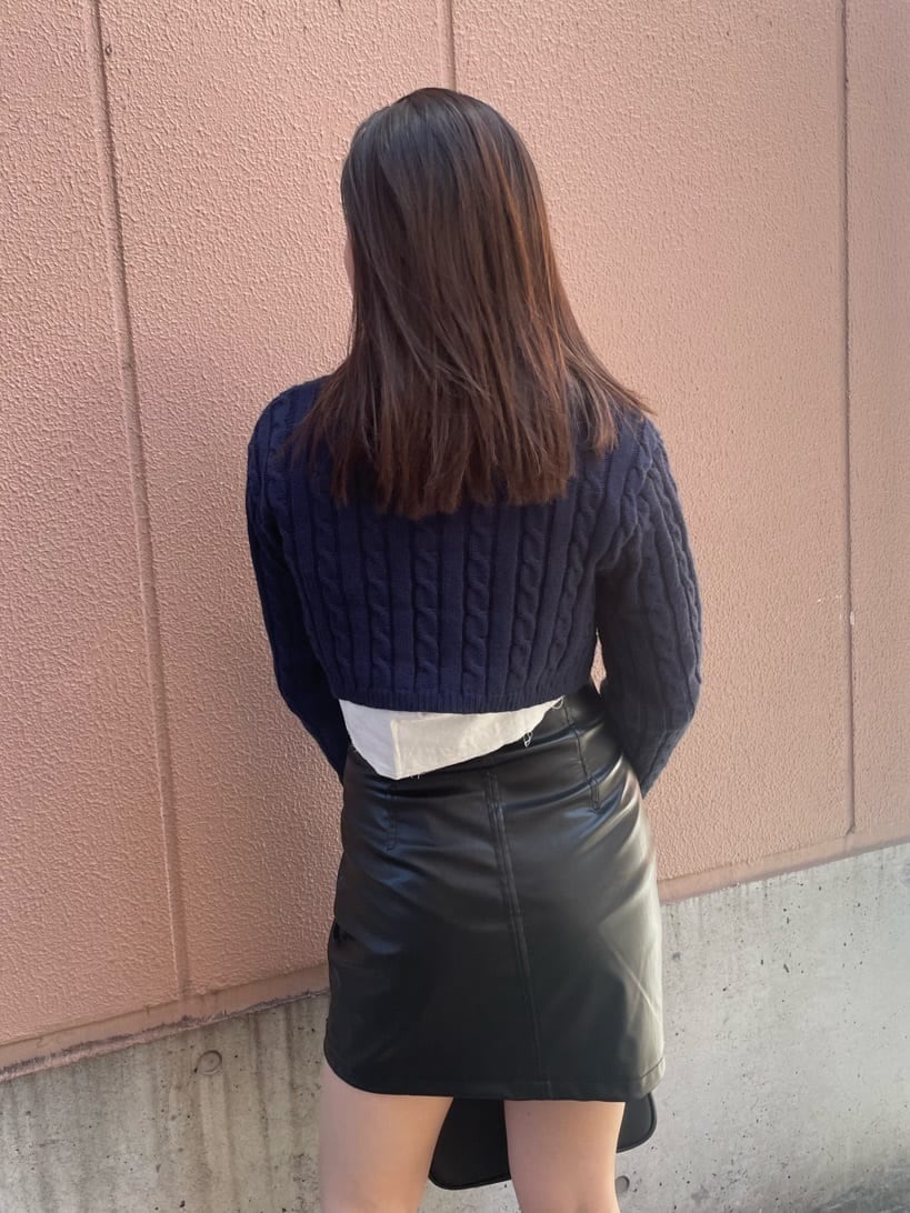 ホワイト系のシャツ/ブラウス、その他のスカート、ブルー系のニット/セーターを着用したレディースの秋コーディネートの5枚目の写真