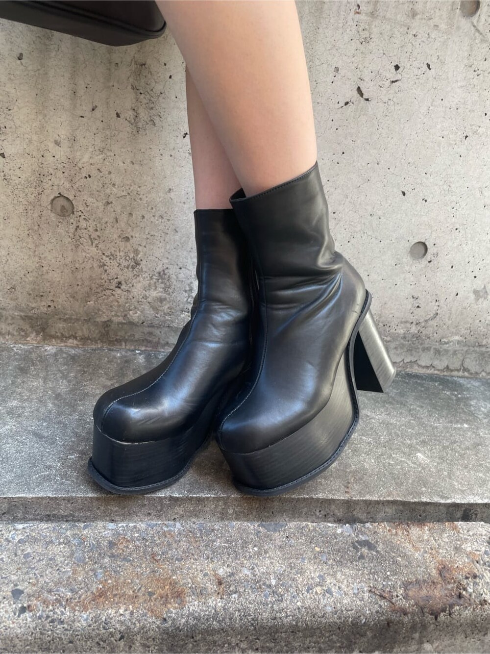 ホワイト系のシャツ/ブラウス、その他のスカート、ブルー系のニット/セーターを着用したレディースの秋コーディネートの8枚目の写真