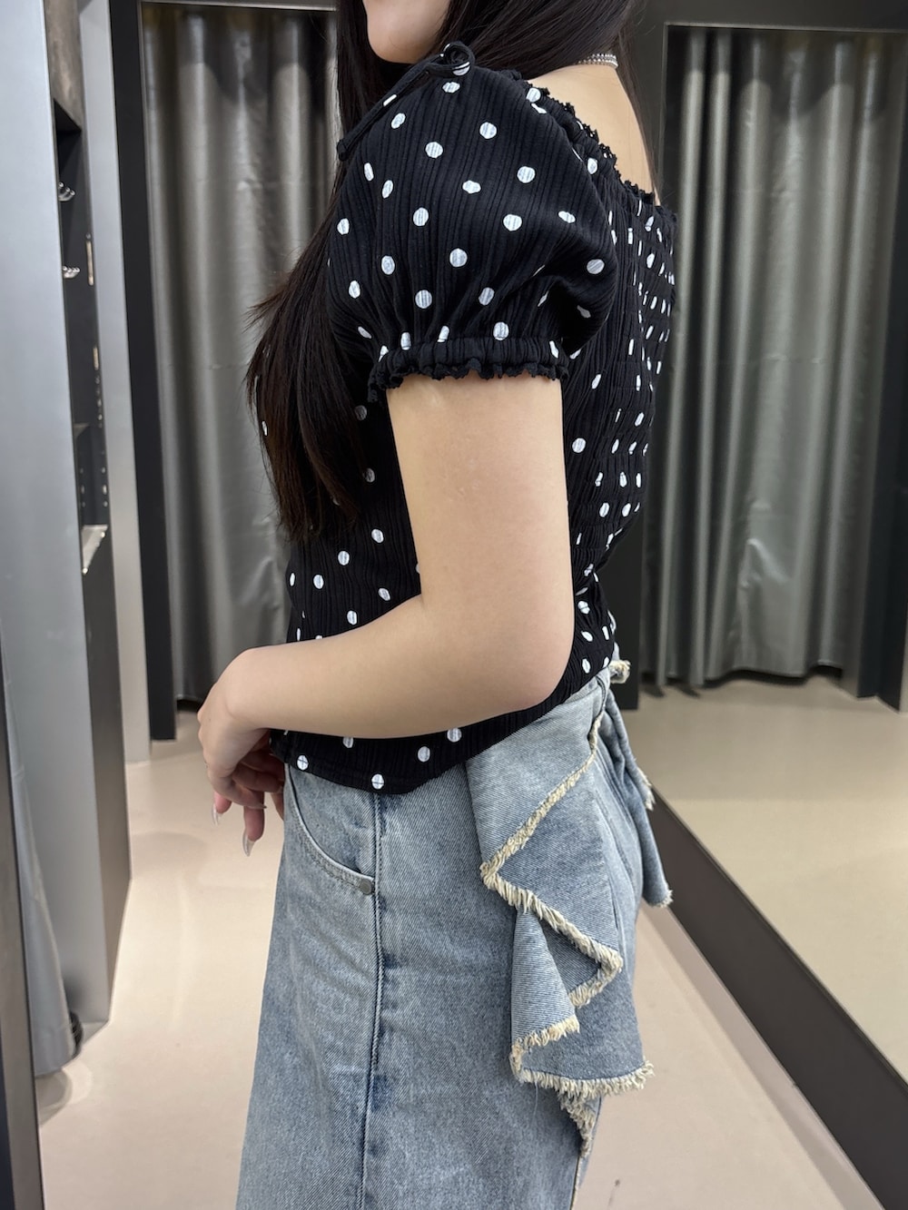 ブラック系のサンダル、ブルー系のデニムパンツ、その他のTシャツ/カットソーを着用したレディースの夏コーディネートの4枚目の写真