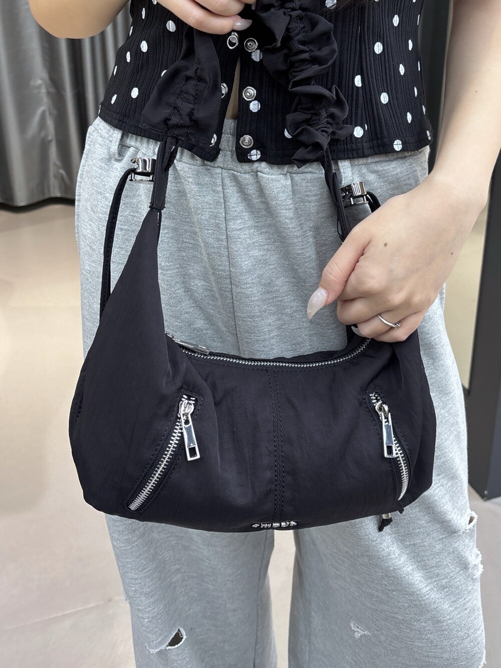 ブラック系のサンダル、ブラック系のスウェットパンツ、その他のTシャツ/カットソーを着用したレディースの夏コーディネートの6枚目の写真