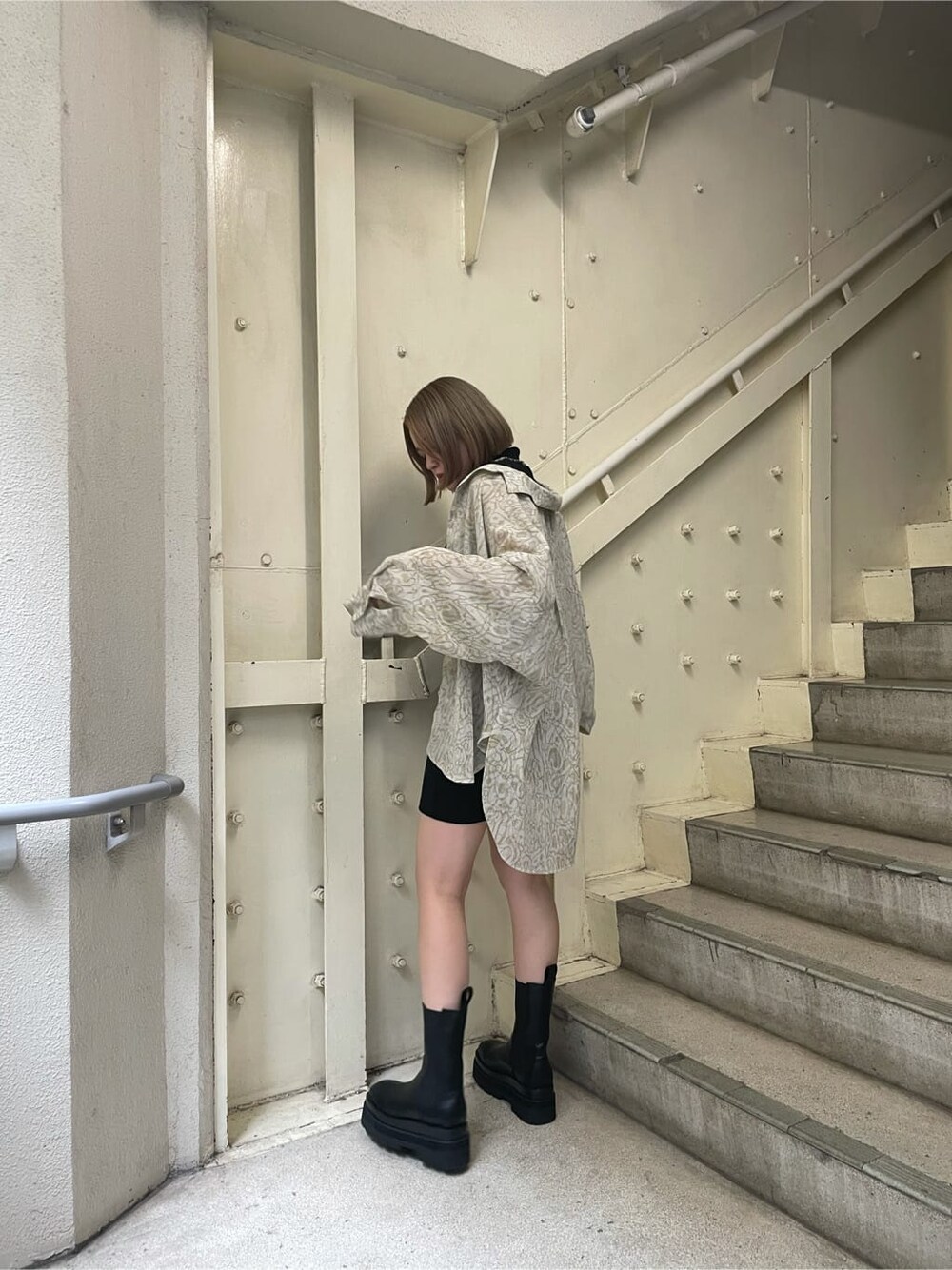 その他のシャツ/ブラウス、ブラック系のスカート、ブラック系のTシャツ/カットソーを着用したレディースの夏コーディネートの3枚目の写真