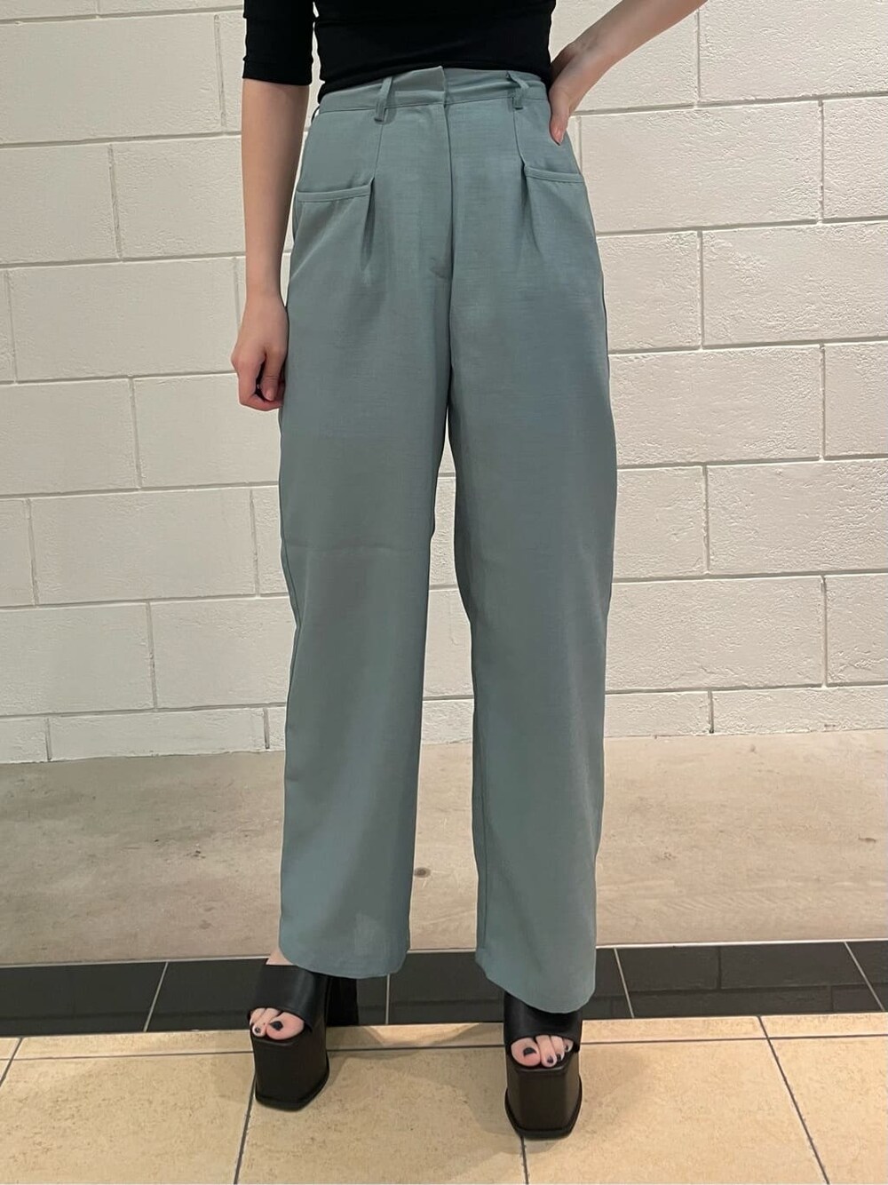 ブラック系のサンダル、ブラック系のTシャツ/カットソー、ブルー系のその他パンツを着用したレディースの春コーディネートの5枚目の写真