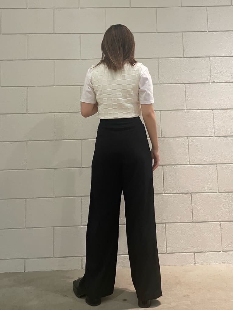 ブラック系のサンダル、ホワイト系のタンクトップ、ブラック系のその他パンツを着用したレディースの春コーディネートの3枚目の写真