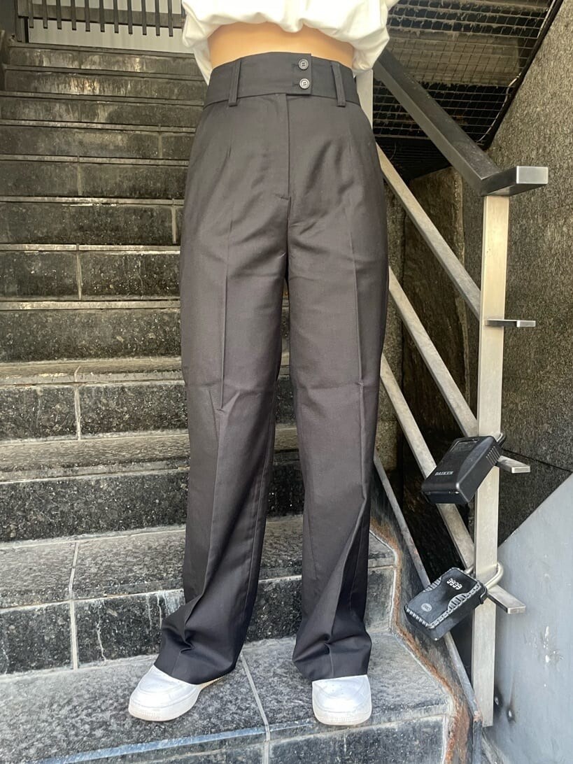 ブラック系のスラックス、ホワイト系のスウェット、シルバー系のネックレスを着用したレディースの秋コーディネートの7枚目の写真