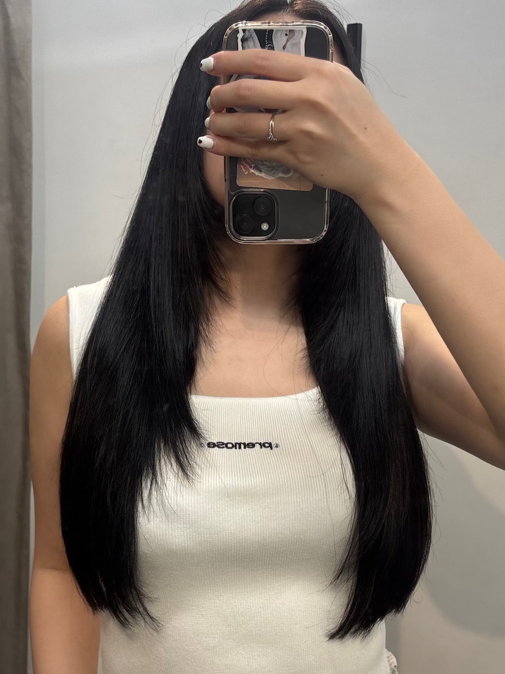 ブラック系のスカート、ブラック系のサンダル、ブラック系のTシャツ/カットソーを着用したレディースの夏コーディネートの3枚目の写真