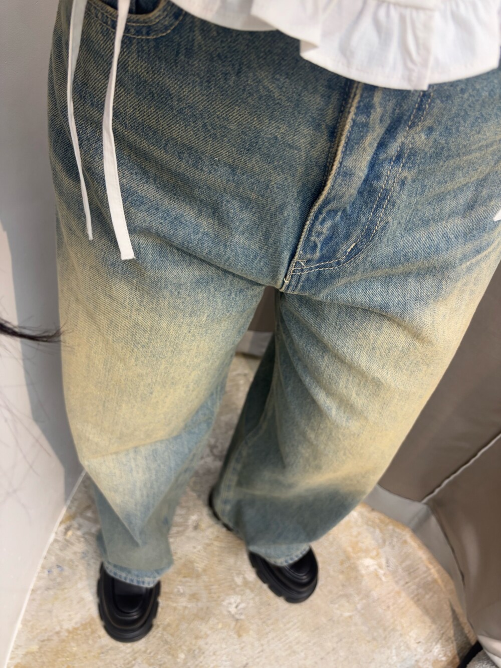 ブラック系のローファー、ブルー系のデニムパンツ、レッド系のTシャツ/カットソーを着用したレディースの春コーディネートの5枚目の写真