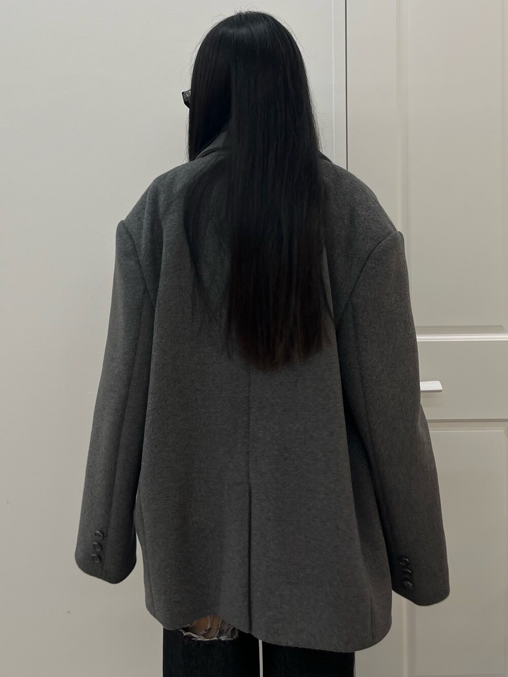 ブルー系のデニムパンツ、ブラック系のブーツ、その他のTシャツ/カットソーを着用したレディースの夏コーディネートの6枚目の写真