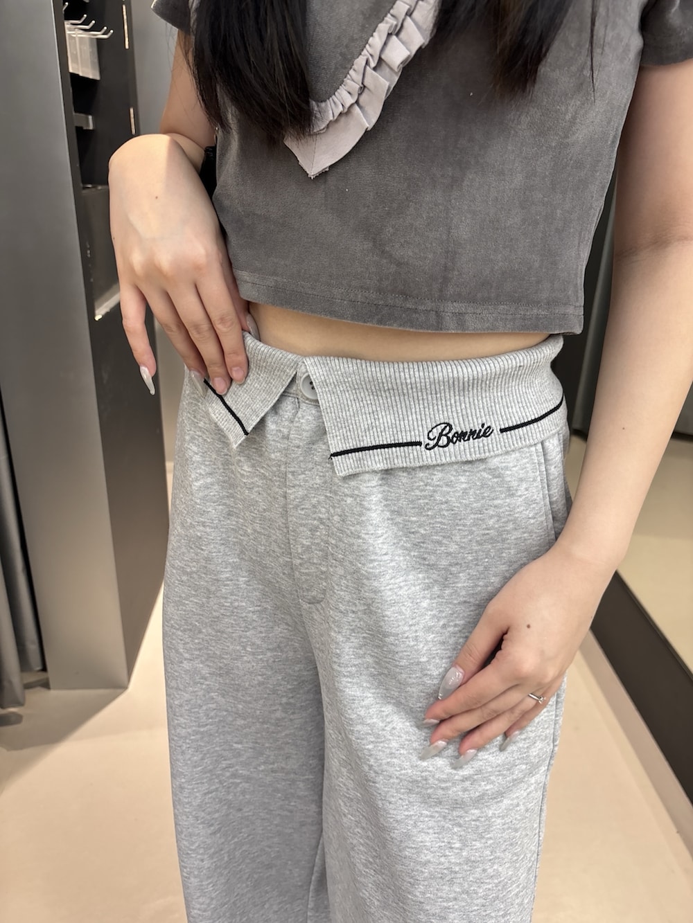 ブラック系のブーツ、ブラック系のショルダーバッグ、グレー系のTシャツ/カットソーを着用したレディースの夏コーディネートの4枚目の写真