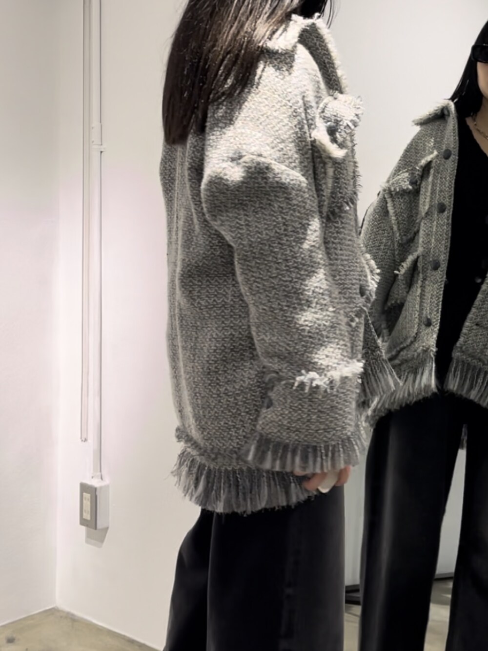 ブラック系のデニムパンツ、グレー系のその他アウター、ブラック系のカーディガン/ボレロを着用したレディースの秋コーディネートの4枚目の写真