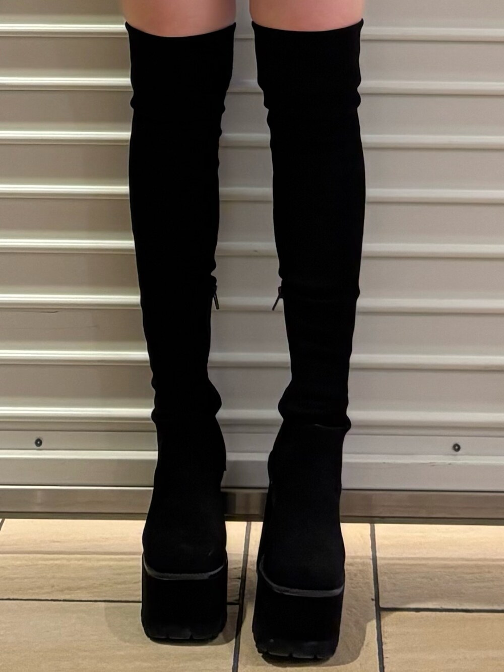 ブラック系のブーツ、ブラック系のワンピースを着用したレディースの秋コーディネートの6枚目の写真