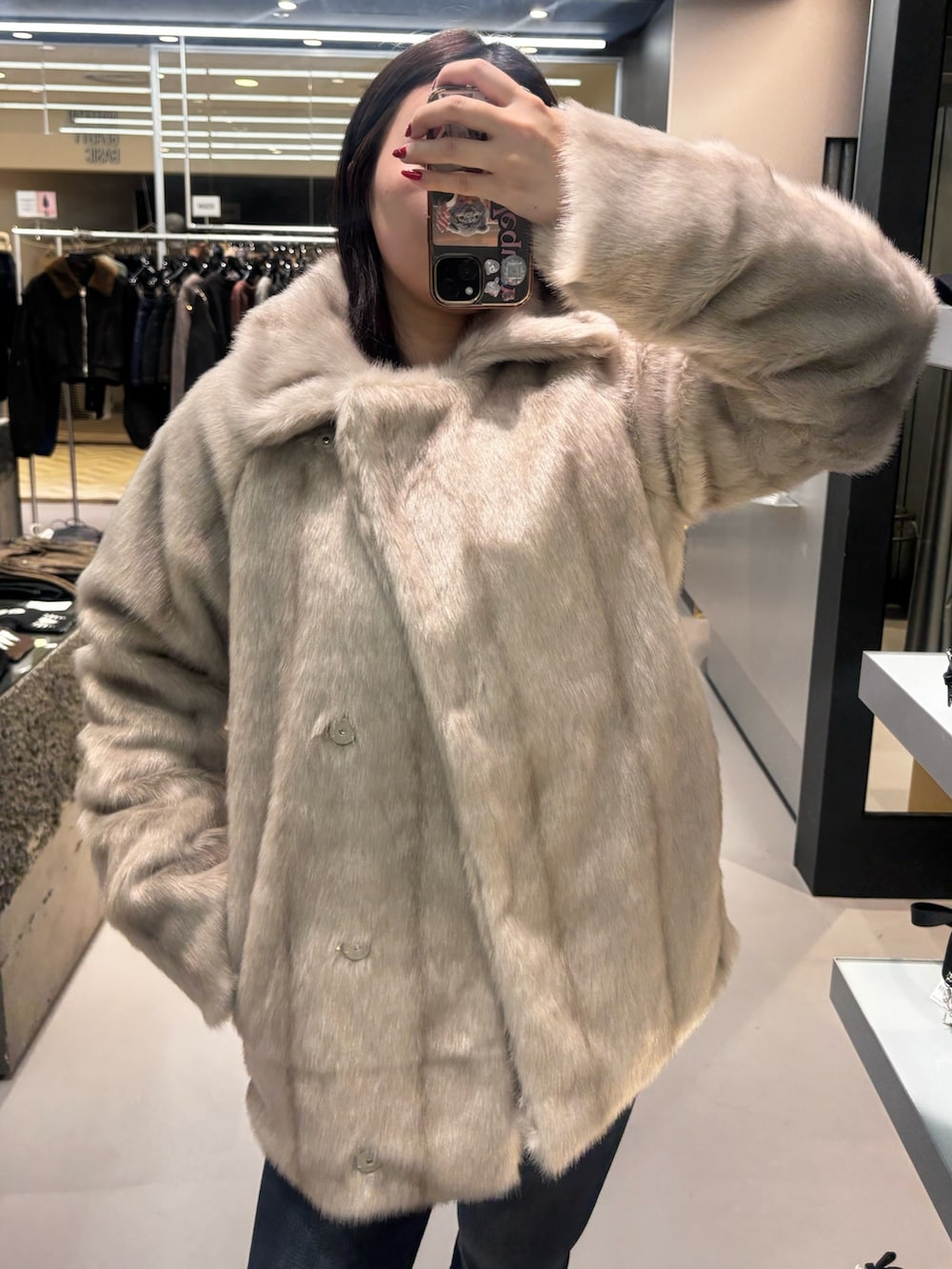 ブラック系のブーツ、ブルー系のデニムパンツ、ブラック系のニット/セーターを着用したレディースの秋コーディネートの4枚目の写真