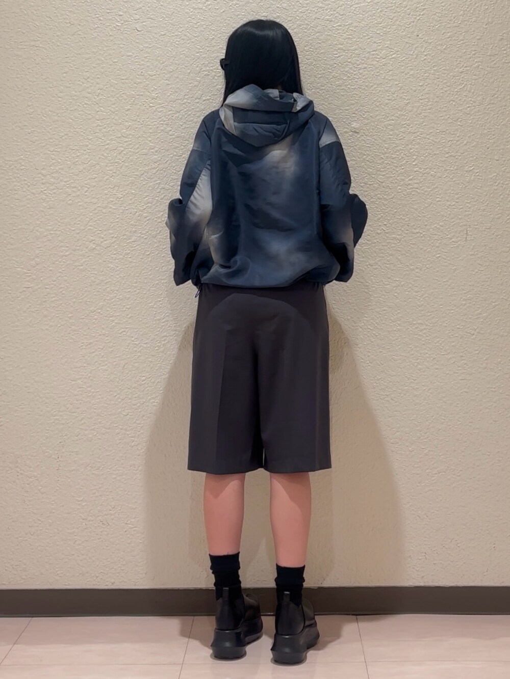 グレー系のその他パンツ、ブラック系のブーツ、その他のブルゾンを着用したレディースの春コーディネートの3枚目の写真