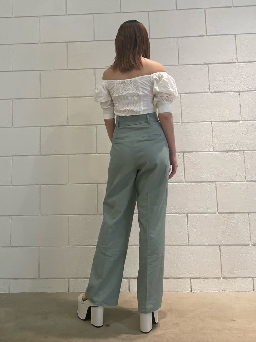 ホワイト系のサンダル、ホワイト系のTシャツ/カットソー、ブルー系のその他パンツを着用したレディースの春コーディネートの2枚目の写真