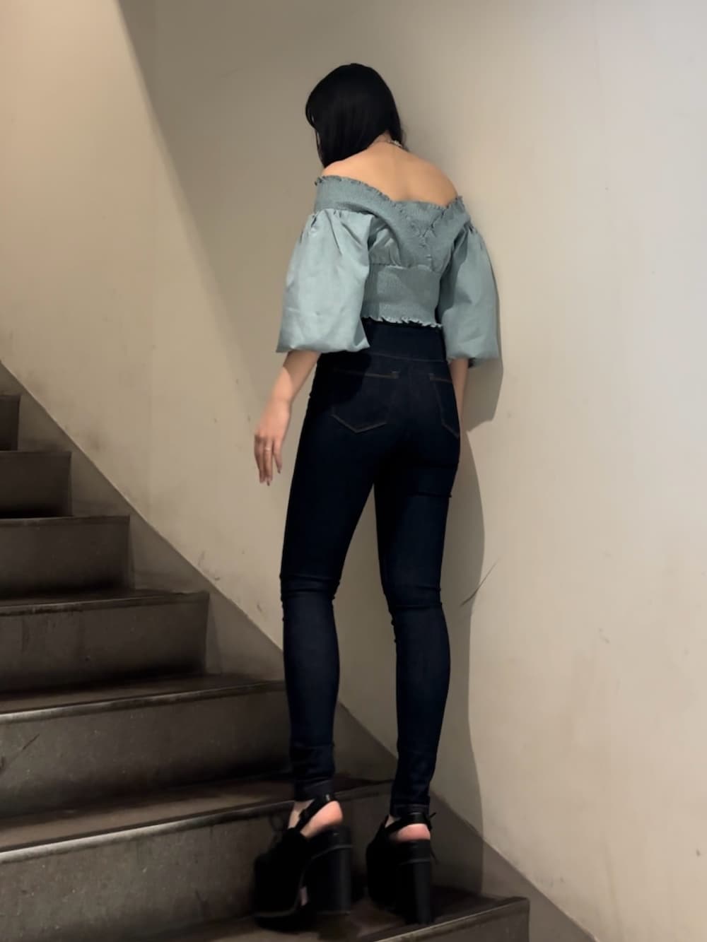 ブラック系のデニムパンツ、ブルー系のTシャツ/カットソーを着用したレディースの春コーディネートの3枚目の写真