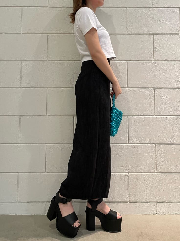 ブラック系のサンダル、ブラック系のスカート、ブルー系のハンドバッグを着用したレディースの春コーディネートの3枚目の写真