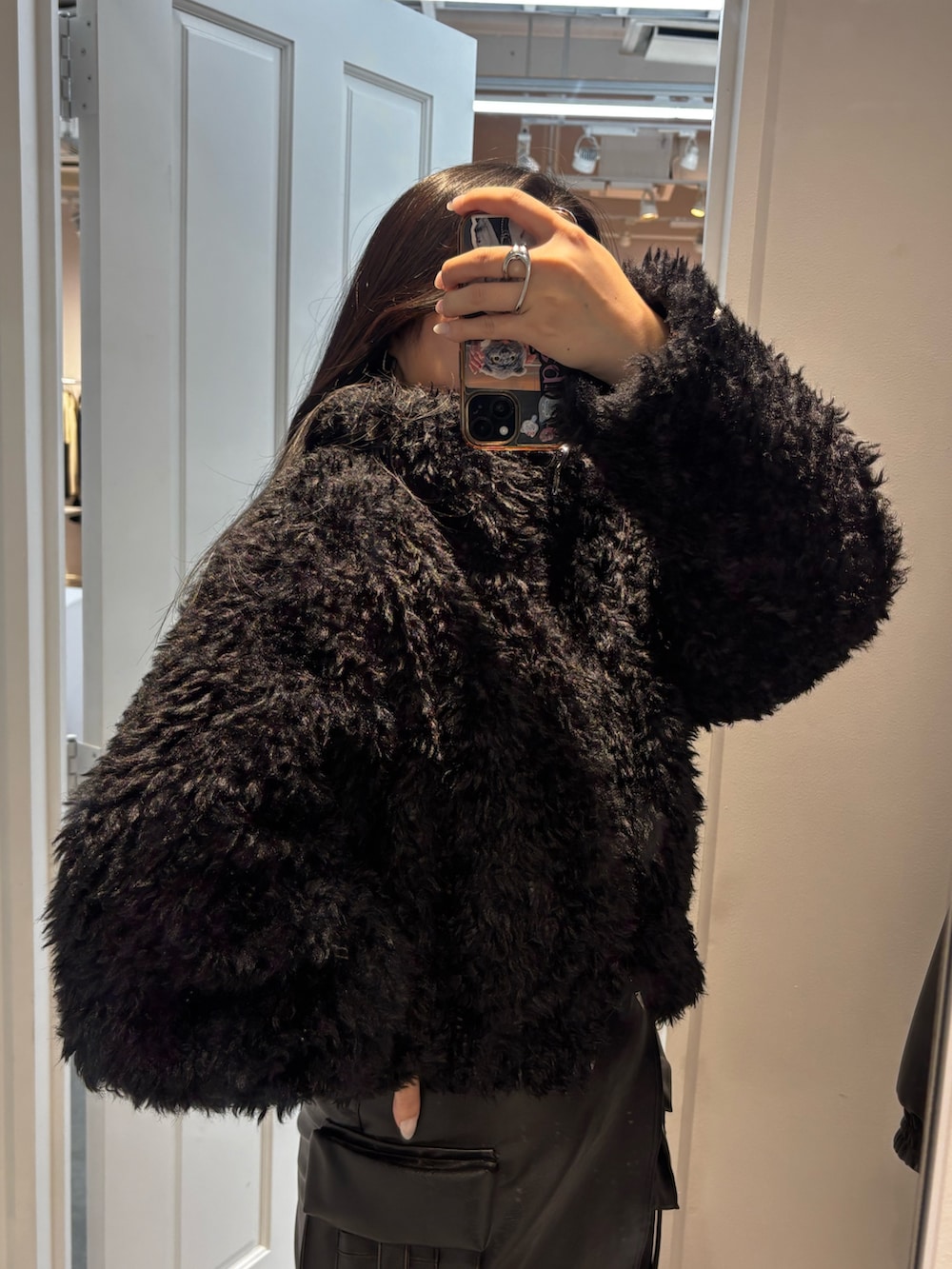 ブラック系のブーツ、ブラック系のその他パンツ、ブラウン系のブルゾンを着用したレディースの冬コーディネートの4枚目の写真