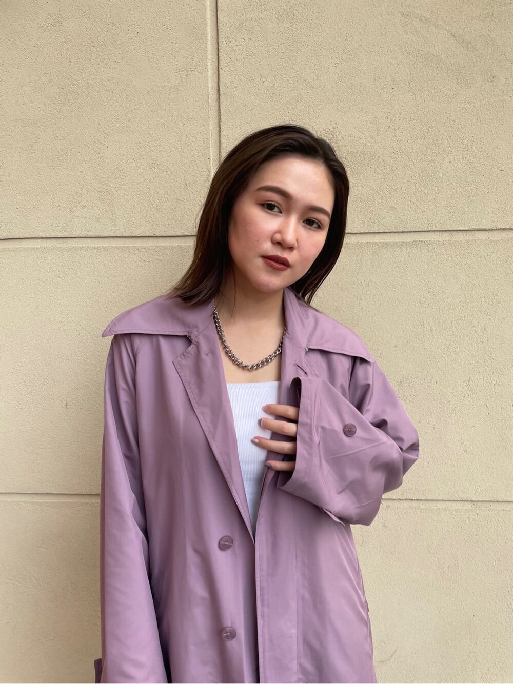 パープル系のトレンチコート、ホワイト系のキャミソール、ホワイト系のサンダルを着用したレディースの春コーディネートの7枚目の写真