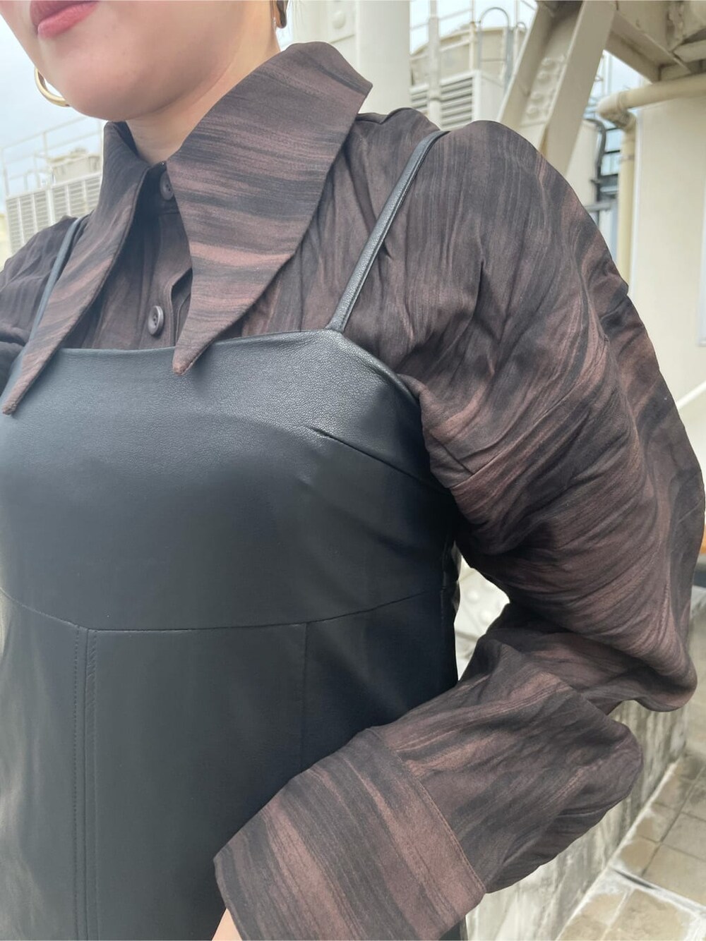 ブラック系のワンピース、その他のシャツ/ブラウス、ブラック系のブーツを着用したレディースの秋コーディネートの5枚目の写真