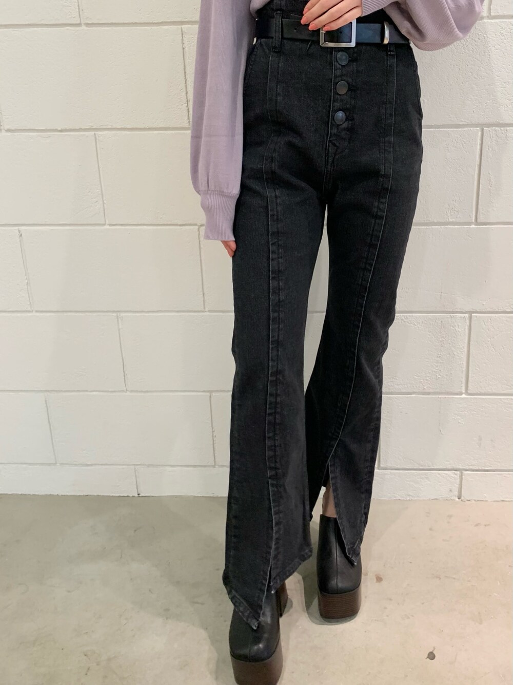 ブラック系のサンダル、ブラック系のデニムパンツ、パープル系のニット/セーターを着用したレディースの冬コーディネートの4枚目の写真